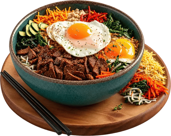 Bibimbap v tyrkysové misce s hovězím, zeleninou a volským okem